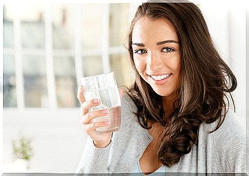 Drinking water to prevent dry mouth