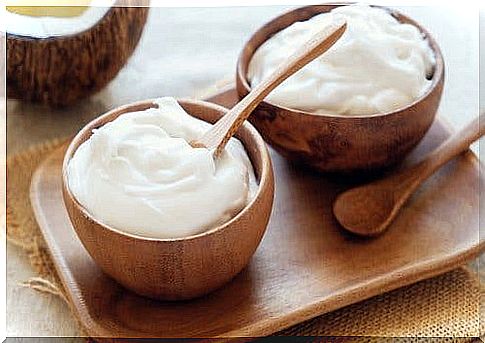 Yogurt and almond oil to refresh your face