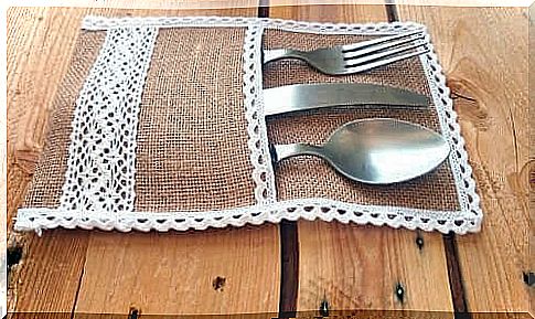 Cutlery in a jute holder