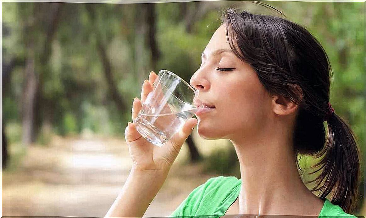 Detoxify the body naturally with water