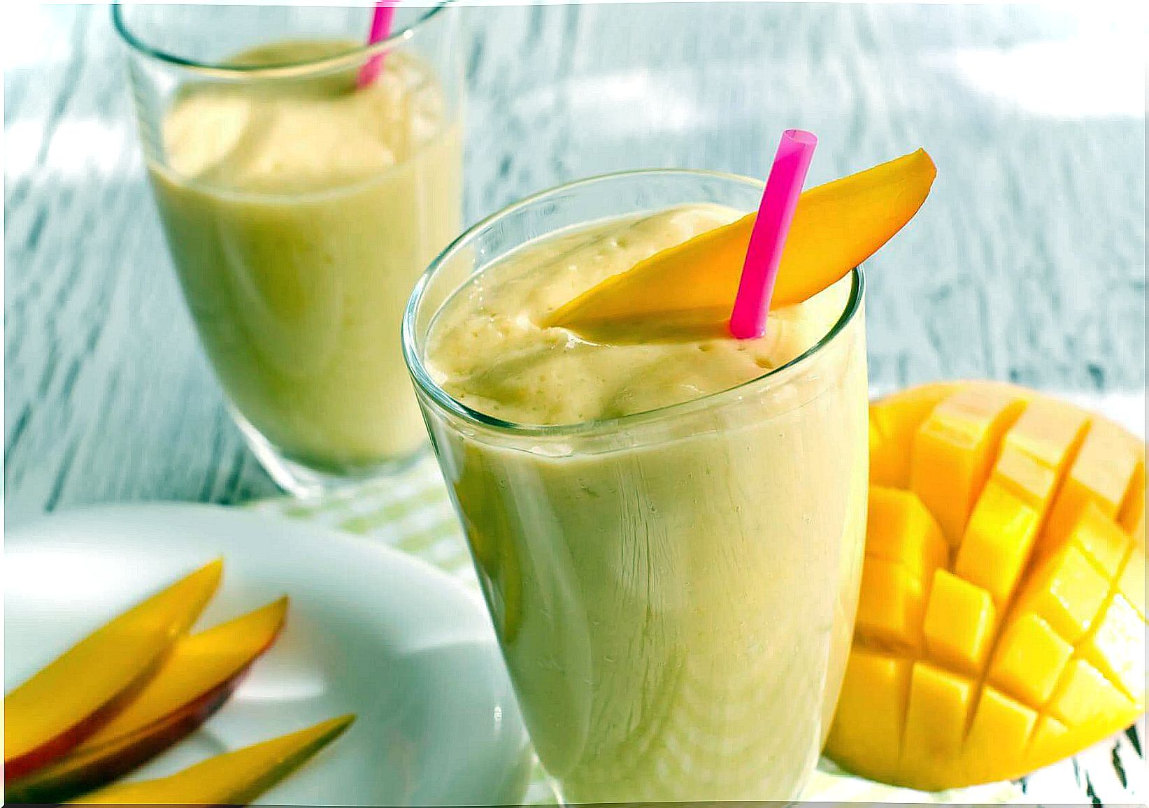 Easy cleansing carrot smoothies with mango