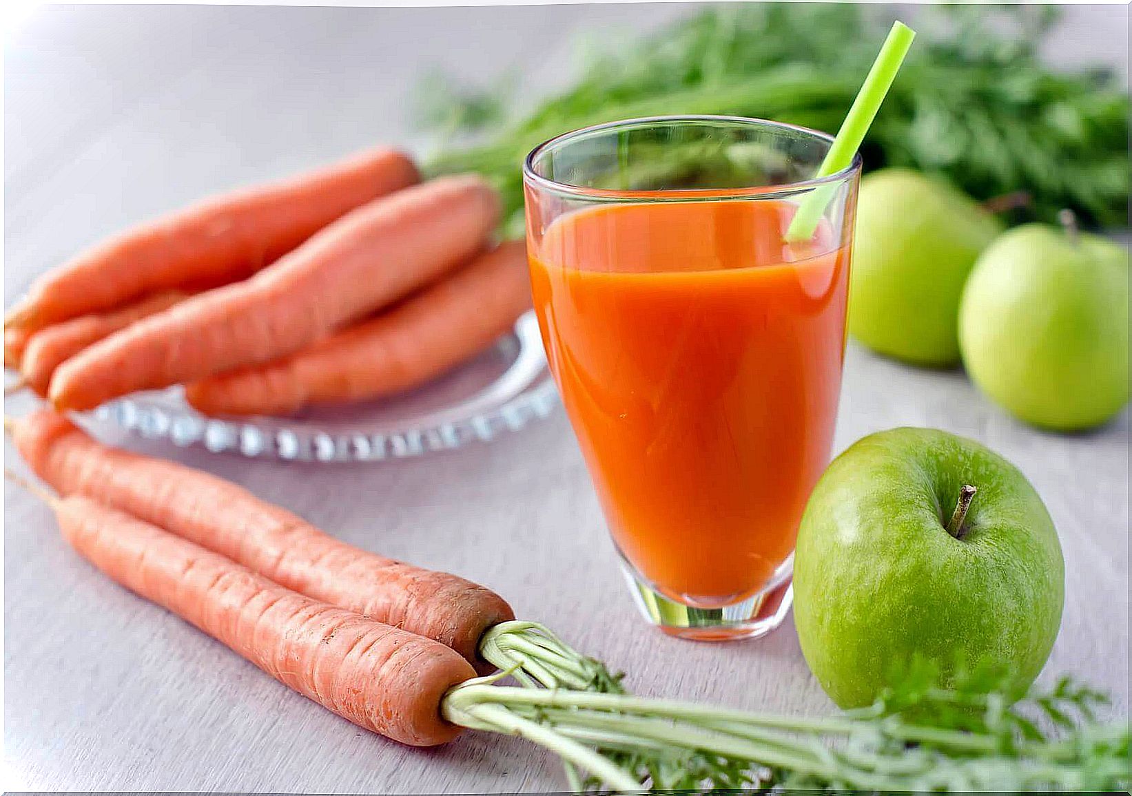 Easy cleansing carrot smoothies with apple