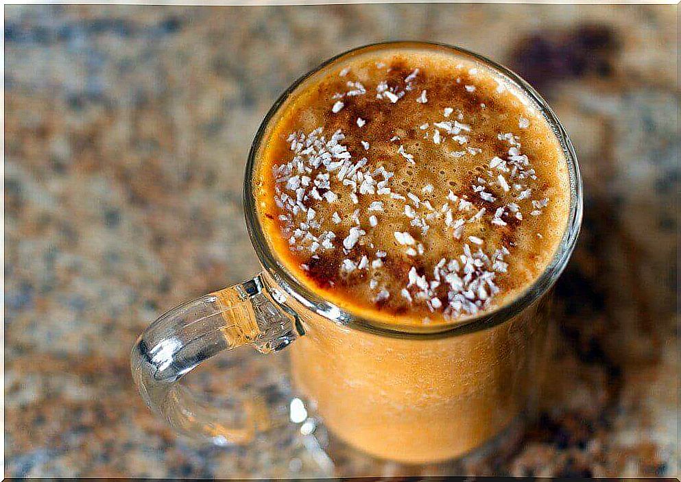 Easy cleansing carrot smoothies with chia seeds