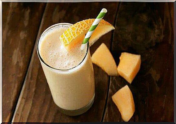 Easy cleansing carrot smoothies with melon