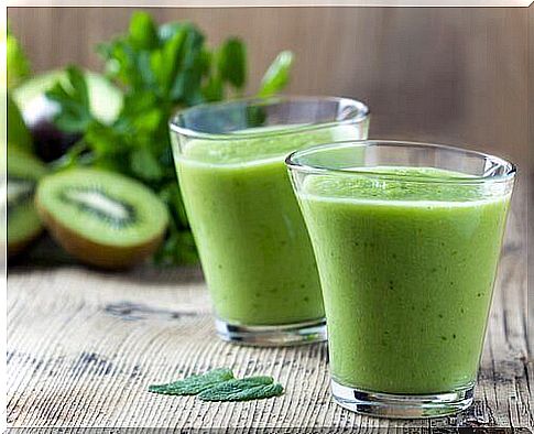 Juice of kiwi, spinach and lettuce