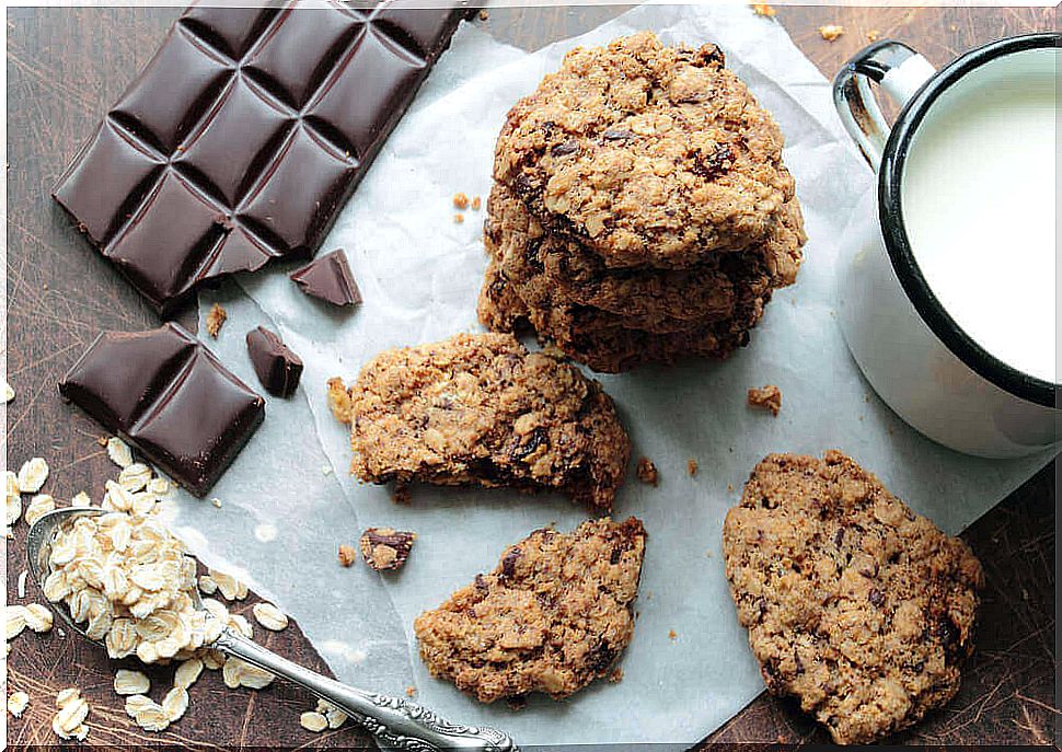 Oatmeal cookies with pieces of chocolate