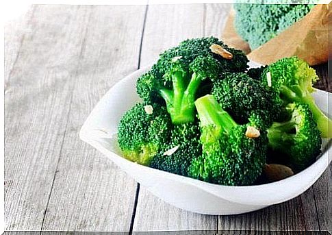 Bowl of boiled broccoli