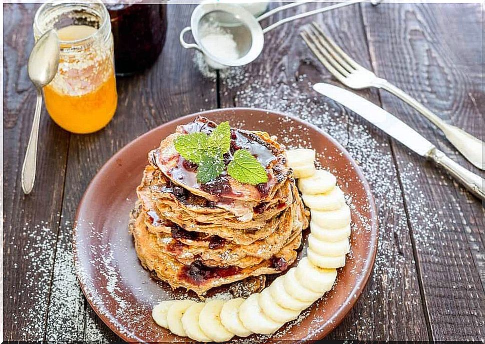 Pancakes with oatmeal, bananas, cocoa and coconut oil for breakfast