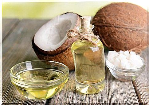 Remove your makeup with coconut oil