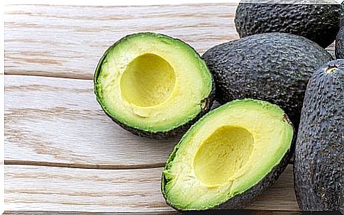 Storing and keeping fresh avocados that you have already pitted