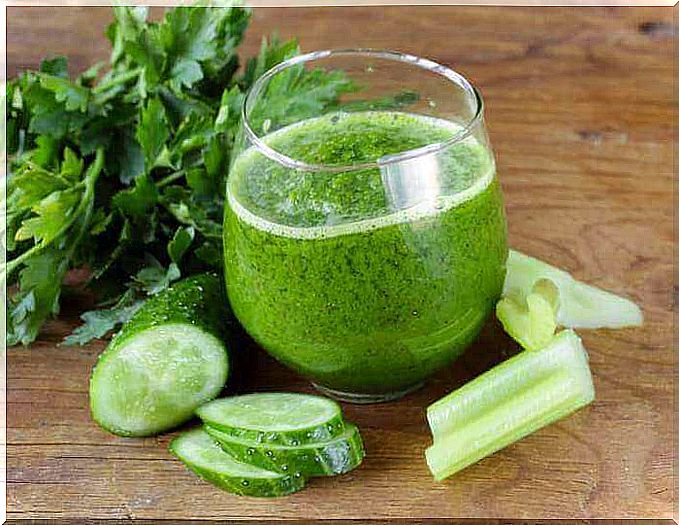 A medicinal juice with parsley and celery to improve your liver function