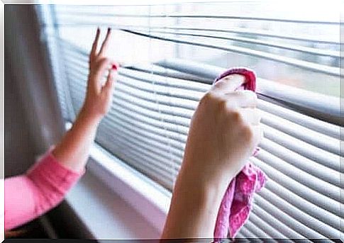 cleaning blinds