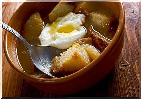 Garlic soup with egg in the oven