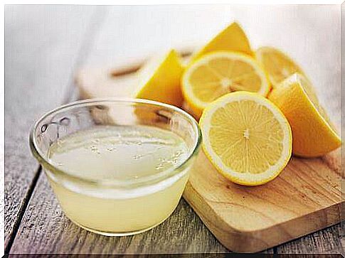 sliced ​​lemons and a cup of lemon juice