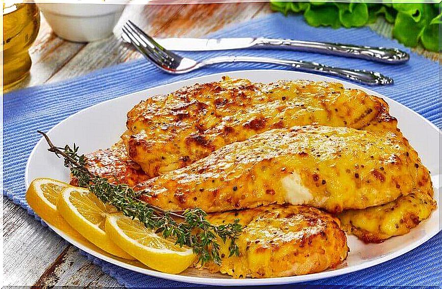 chicken breast with lemon slices